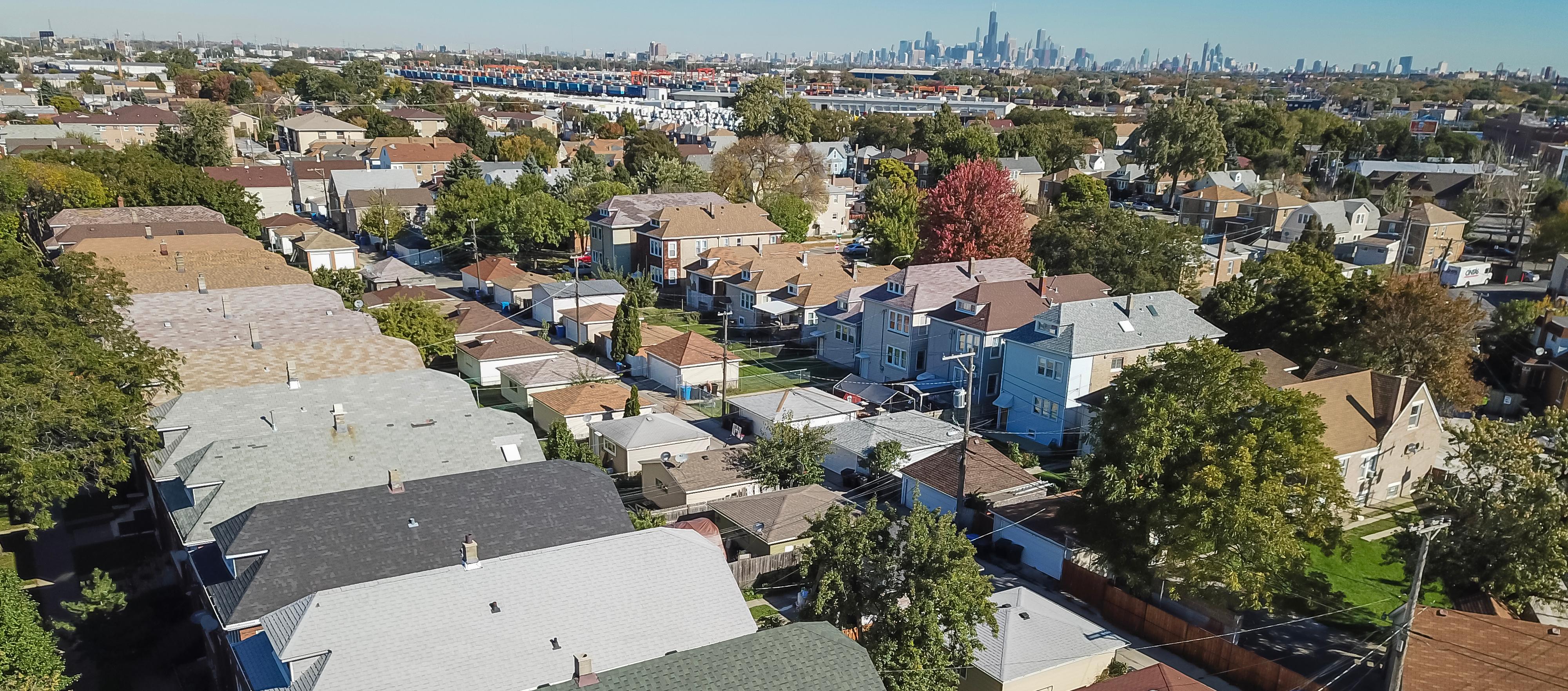 Chicago neighborhood with city skyline in the distance