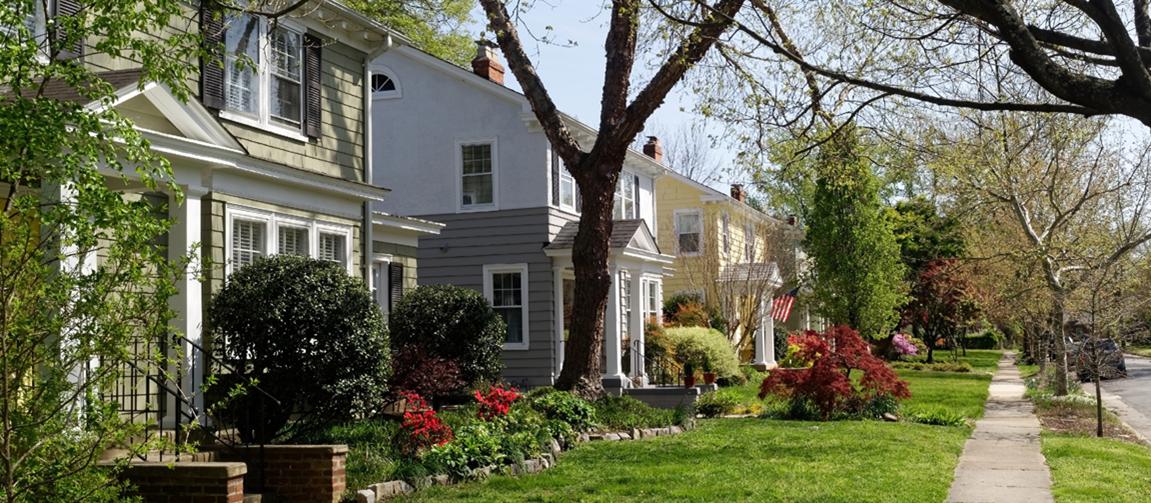 A row of colonial style homes in a Virginia neighborhood.